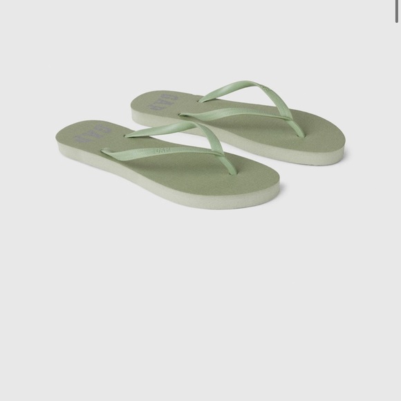 NWT GAP Logo Flip Flops Color: Desert Sage Green Size 7 - Picture 1 of 5